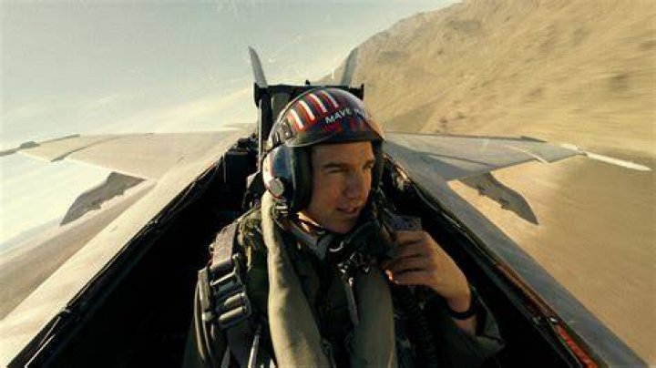 Did Tom Cruise fly jets in Top Gun?