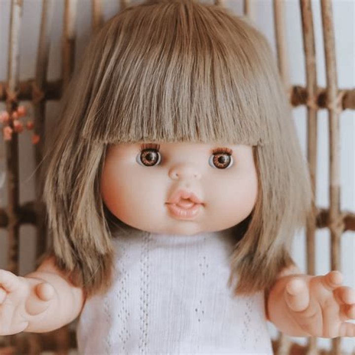 Do Minikane doll eyes close?