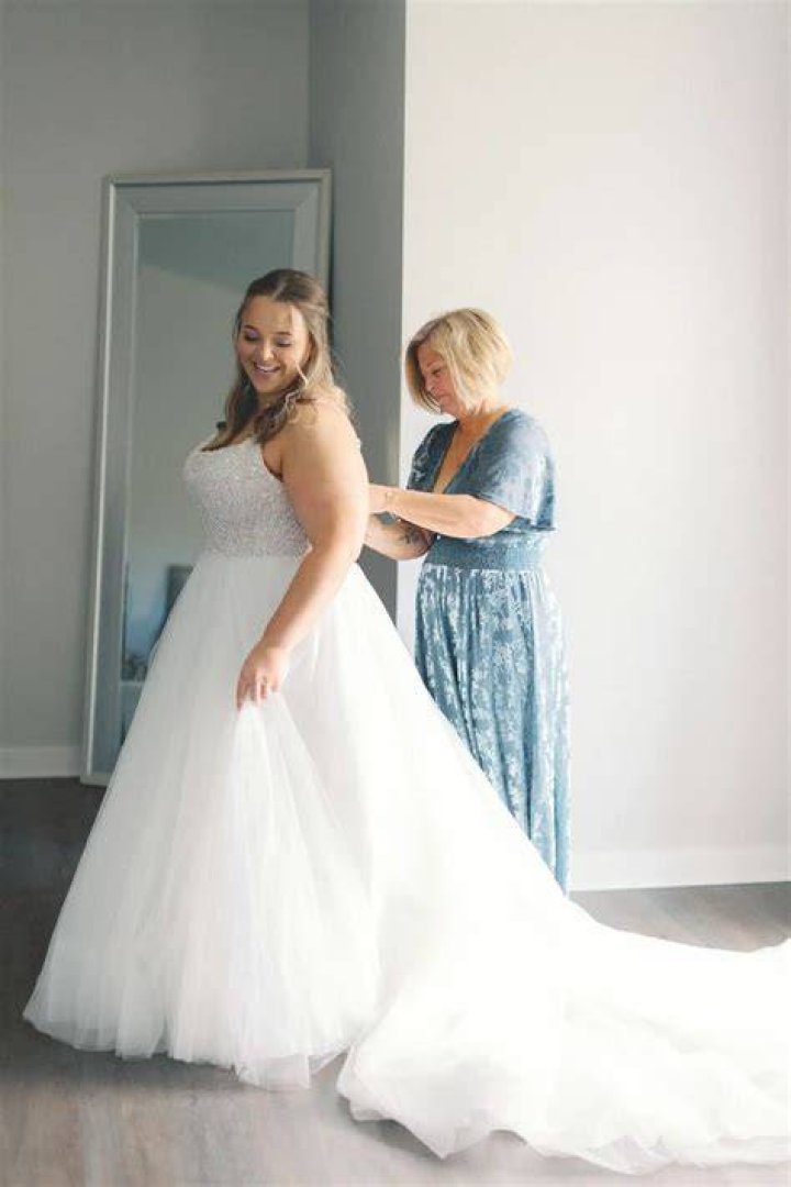 Is it cheaper to buy or make a wedding dress?