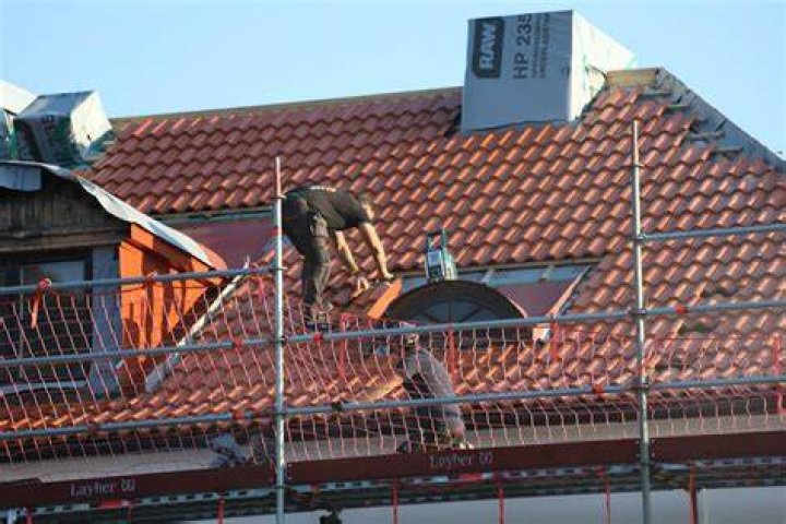 Is it illegal to work on a roof without scaffolding?