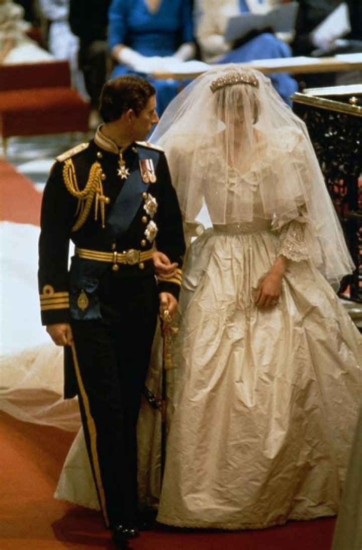 Why was Princess Diana's wedding dress so wrinkled?